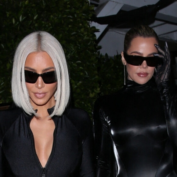 Kim Kardashian et Khloe Kardashian ont dîné avec leur soeur Kylie et des amies au restaurant Giorgio Baldi à Santa Monica le 20 juillet 2022. 