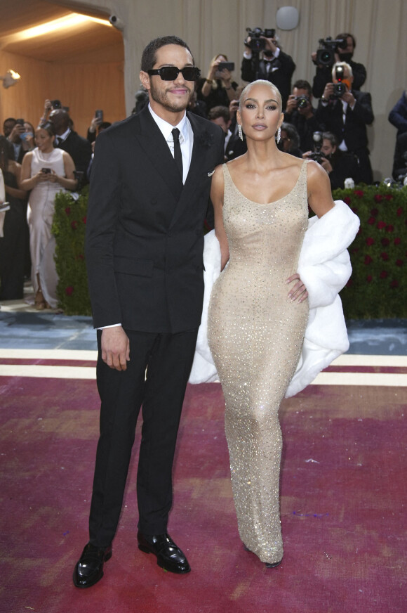 Pete Davidson et Kim Kardashian (qui porte la célèbre robe de Marilyn Monroe) à la soirée du "MET Gala 2022" à New York, le 2 mai 2022.