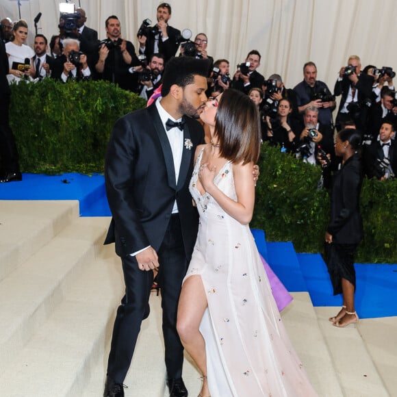 The Weeknd (Abel Tesfaye) et sa compagne Selena Gomez - Photocall du MET 2017 Costume Institute Gala sur le thème de "Rei Kawakubo/Comme des Garçons: Art Of The In-Between" à New York. Le 1er mai 2017 © Christopher Smith / Zuma Press / Bestimage