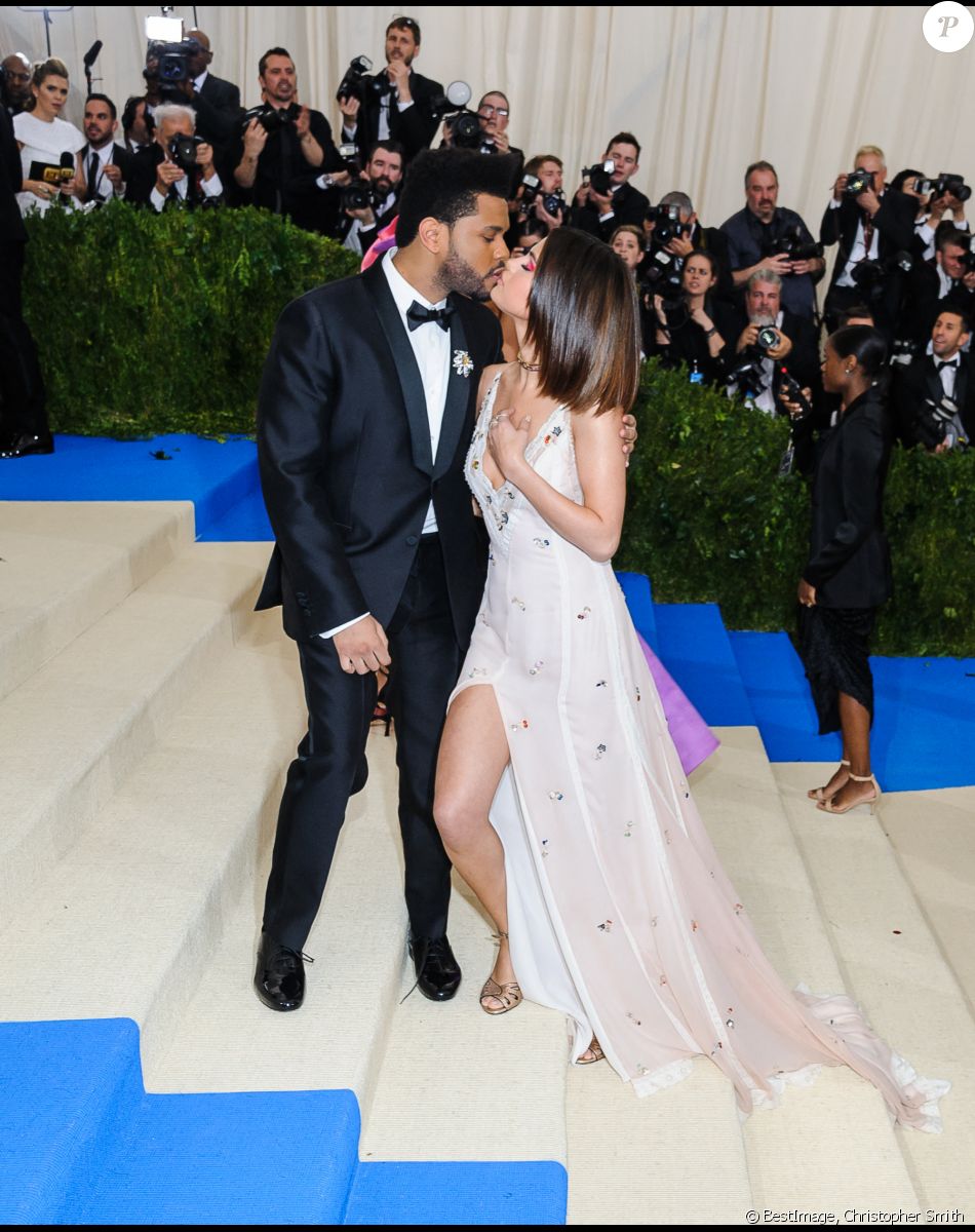 The Weeknd (Abel Tesfaye) et sa compagne Selena Gomez - Photocall du MET 2017 Costume Institute Gala sur le thème de "Rei Kawakubo/Comme des Garçons: Art Of The In-Between" à New York. Le 1er mai 2017 © Christopher Smith / Zuma Press / Bestimage