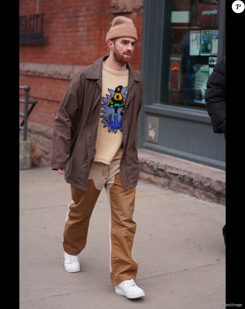 Exclusif - Dj Andrew Taggart se promène avec une amie dans les rues d'Aspen le 25 décembre 2022.
