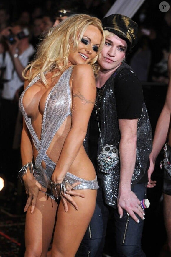 Pamela Anderson ultra provocante pour le défilé Richie Rich à New York le 17 février 2010