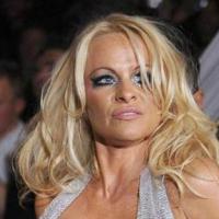 Pamela Anderson : Complètement déshabillée sur le podium ! (réactualisé)