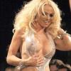Pamela Anderson a fait des siennes avec un tout petit bout de tissu lors de la Fashion Week