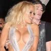 Pamela Anderson a fait des siennes avec un tout petit bout de tissu lors de la Fashion Week