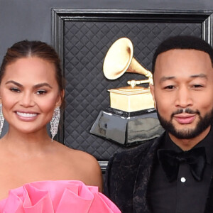 Chrissy Teigen et son mari John Legend au photocall de la 64ème édition des Grammy Awards au MGM Grand Garden à Las Vegas le 3 avril 2022. 