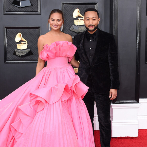 Chrissy Teigen et son mari John Legend au photocall de la 64ème édition des Grammy Awards au MGM Grand Garden à Las Vegas le 3 avril 2022. 