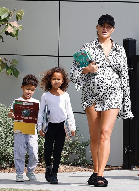 Chrissy Teigen, enceinte, emmène ses enfants Luna et Miles, au parc à Los Angeles, le 22 octobre 2022.