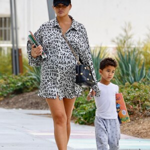 Chrissy Teigen, enceinte, emmène ses enfants Luna et Miles, au parc à Los Angeles, le 22 octobre 2022.