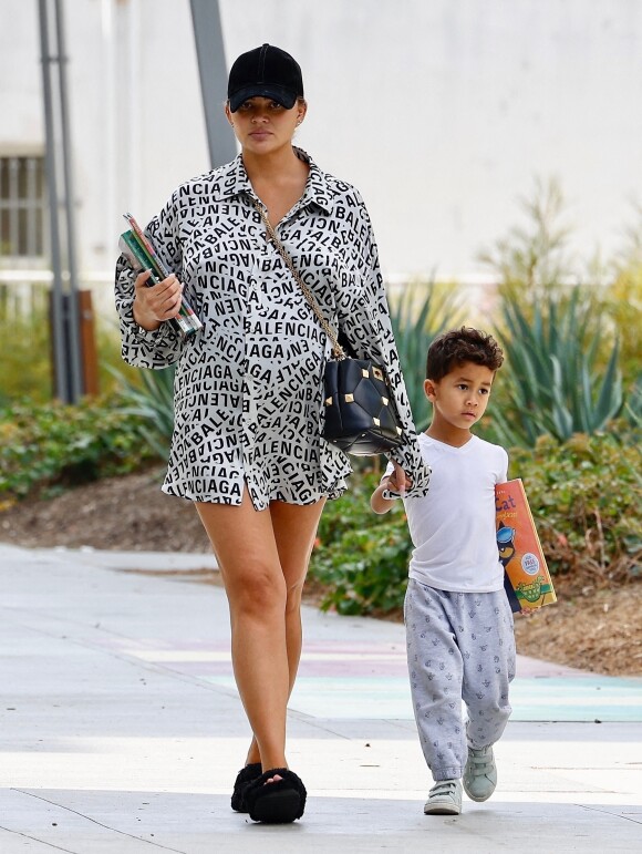 Chrissy Teigen, enceinte, emmène ses enfants Luna et Miles, au parc à Los Angeles, le 22 octobre 2022.