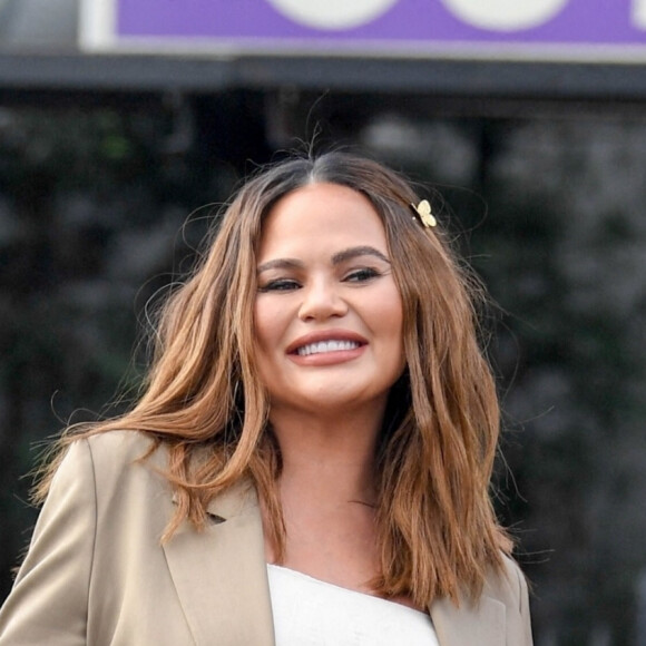 Chrissy Teigen (enceinte) devant la publicité de leur nouveau food truck à Los Angeles le 29 novembre 2022. 