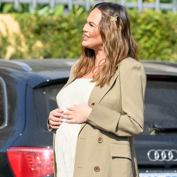 Chrissy Teigen (enceinte)  devant la publicité de leur nouveau food truck à Los Angeles le 29 novembre 2022. 