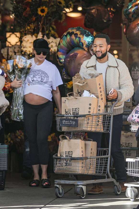 Chrissy Teigen, enceinte, son mari John Legend et leurs enfants Luna et Miles font les courses la veille de Thanksgiving dans une épicerie de Beverly Hills à Los Angeles, Californie, Etats-Unis, le 23 novembre 2022.