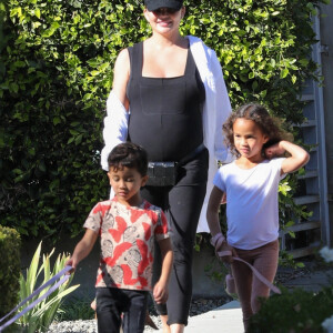 Chrissy Teigen, enceinte, promène ses chiens avec ses enfants Miles et Luna, à Los Angeles, le 5 novembre 2022.