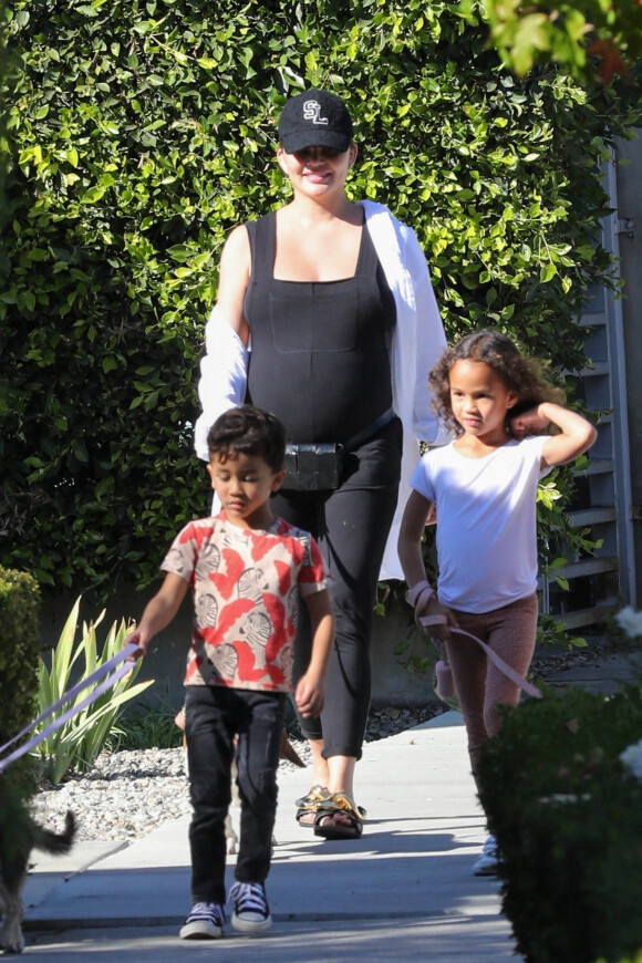 Chrissy Teigen, enceinte, promène ses chiens avec ses enfants Miles et Luna, à Los Angeles, le 5 novembre 2022.