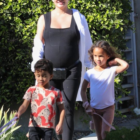 Chrissy Teigen, enceinte, promène ses chiens avec ses enfants Miles et Luna, à Los Angeles, le 5 novembre 2022.