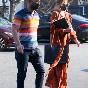 Chrissy Teigen et son mari John Legend sont allés faire des courses au Bristol Farms dans le quartier de Beverly Hills à Los Angeles pendant l'épidémie de coronavirus (Covid-19), le 15 octobre 2020.