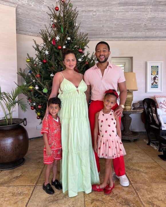 John Legend, Chrissy Teigen et leurs enfants sur l'Instagram de Chrissy Teigen le 25 décembre 2022.