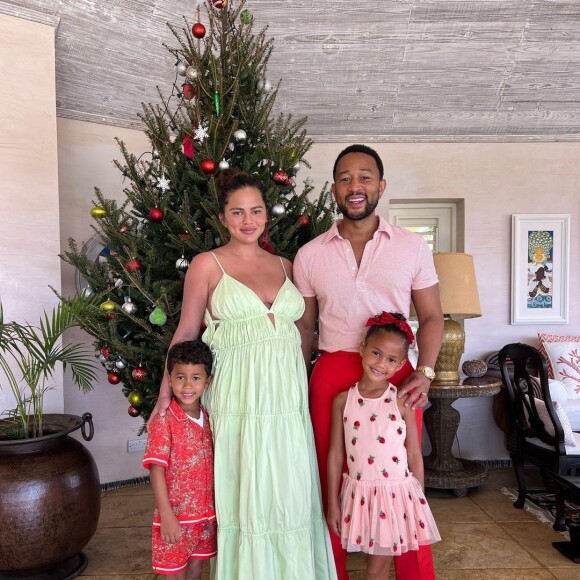 John Legend, Chrissy Teigen et leurs enfants sur l'Instagram de Chrissy Teigen le 25 décembre 2022.