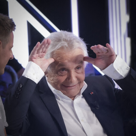 Exclusif - Michel Sardou sur le plateau de l'émission Touche pas à mon poste (TPMP) présentée en direct par C.Hanouna et diffusée sur C8 le 29 août 2022. © Jack Tribeca / Bestimage 
