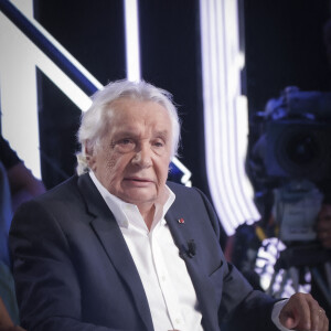 Exclusif - Michel Sardou sur le plateau de l'émission Touche pas à mon poste (TPMP) présentée en direct par C.Hanouna et diffusée sur C8 le 29 août 2022. © Jack Tribeca / Bestimage 