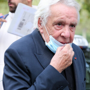 Michel Sardou arrive dans les studios de l'émission de télévision "C à vous" à Paris, France, le 30 août 2021. © Panoramic/Bestimage 