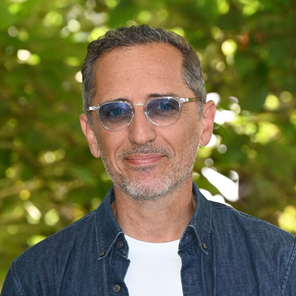 Gad Elmaleh au photocall du film "Reste un peu" lors du 15ème festival du film francophone de Angoulême, France, le 27 août 2022. © Coadic Guirec/Bestimage