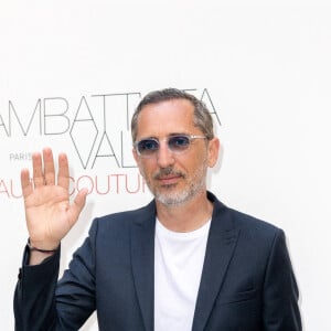 Gad Elmaleh - Les célébrités au photocall du défilé de mode Haute-Couture automne-hiver 2022-2023 "Giambattista Valli" à Paris le 4 juillet 2022 © Olivier Borde / Bestimage