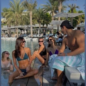 Iris Mittenaere à la piscine de l'hotel Atlantis The Royal.