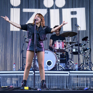 Izia en concert lors du festival "Rock en Seine" (25 - 28 août 2022) au parc de Saint-Cloud, le 27 août 2022. © Pierre Perusseau / Bestimage 