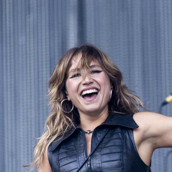 Izia en concert lors du festival "Rock en Seine" (25 - 28 août 2022) au parc de Saint-Cloud, le 27 août 2022. © Pierre Perusseau / Bestimage 