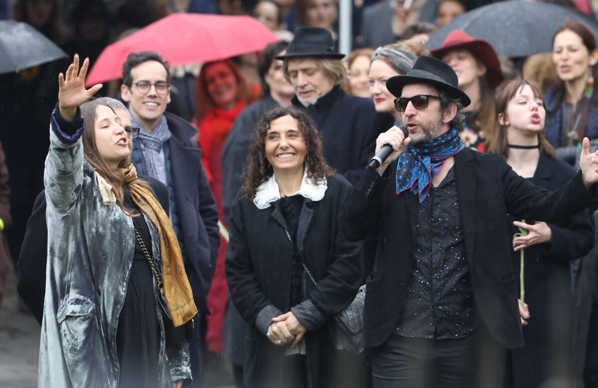 Photo Kên Higelin et sa fille Kim, Izïa Higelin, sa mère Aziza Zakine, Arthur H lors des