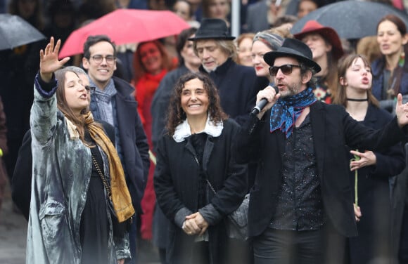 Kên Higelin et sa fille Kim, Izïa Higelin, sa mère Aziza Zakine, Arthur H lors des obsèques de Jacques Higelin au cimetière du Père Lachaise à Paris le 12 avril 2018.