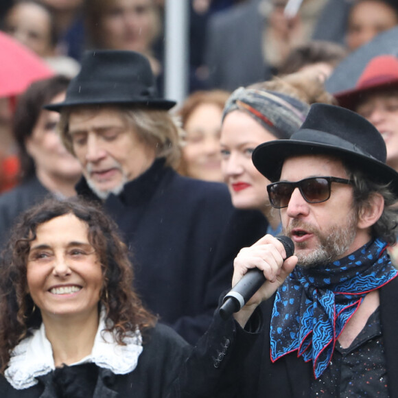 Kên Higelin et sa fille Kim, Izïa Higelin, sa mère Aziza Zakine, Arthur H lors des obsèques de Jacques Higelin au cimetière du Père Lachaise à Paris le 12 avril 2018.