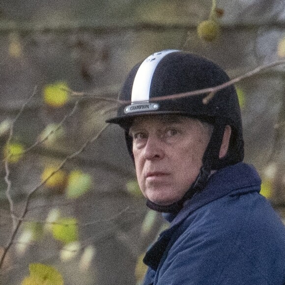 Le prince Andrew, duc d'York monte à cheval dans le parc de Windsor le 26 novembre 2022. 