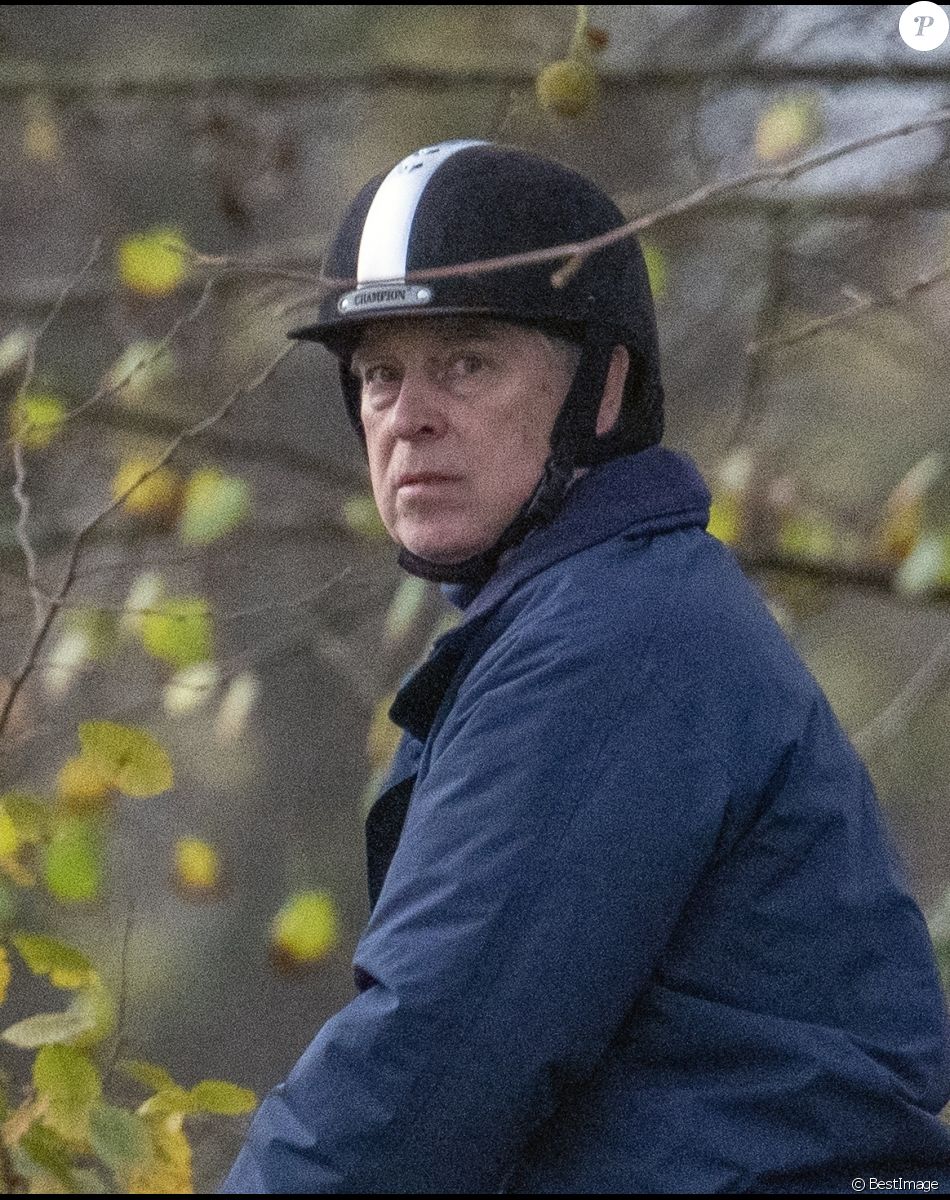 Le prince Andrew, duc d'York monte à cheval dans le parc de Windsor le 26 novembre 2022.