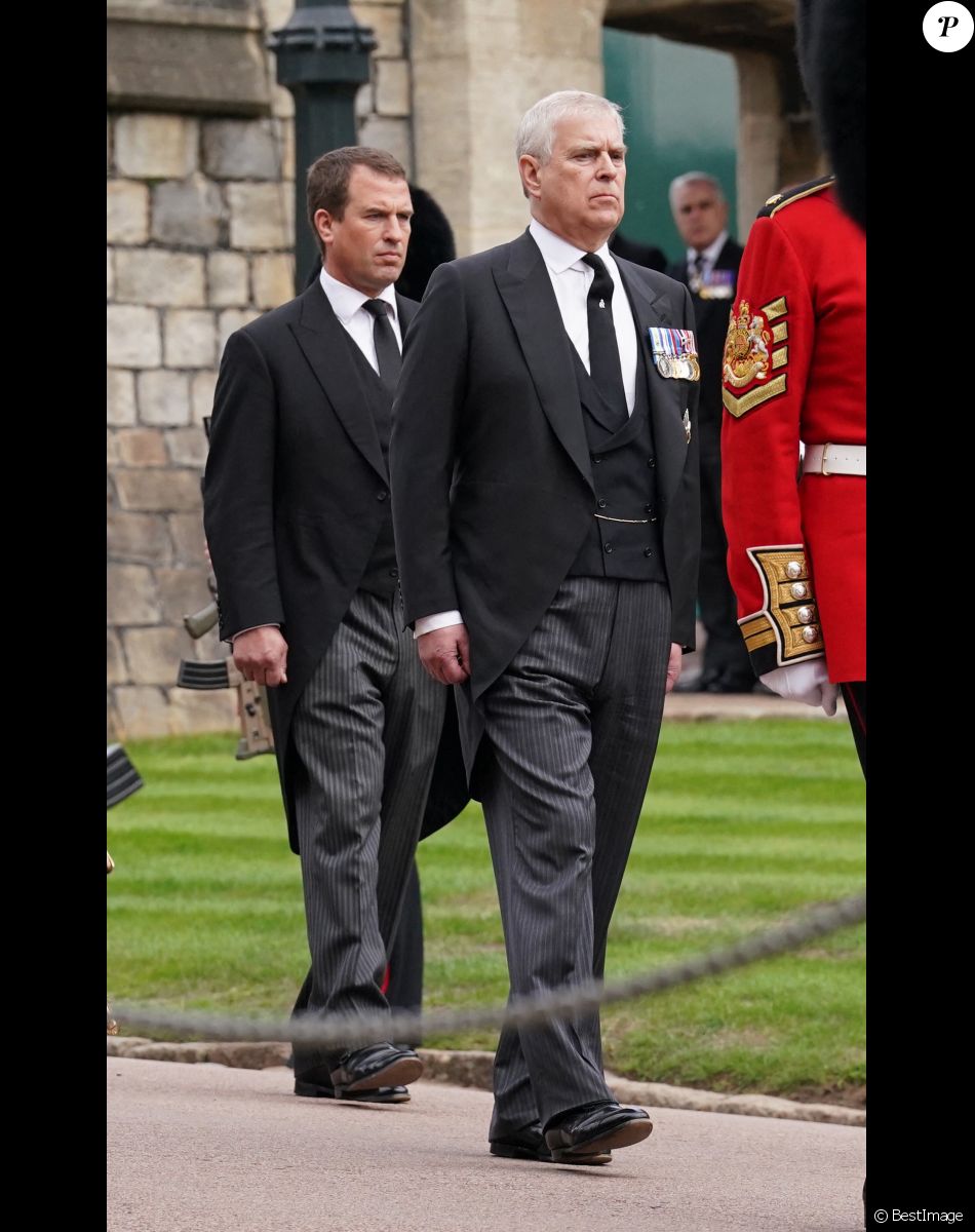Le prince Andrew, duc d'York - Arrivée à la Cérémonie funèbre en La Chapelle Saint-Georges en présence des 15 Premiers ministres des royaumes qui ont exercé pendant les 70 ans de règne de la reine Elizabeth II d'Angleterre. Le cercueil sera descendu dans la crypte royale de la Chapelle Saint-Georges où elle reposera au côté de son époux le prince Philip, décédé le 9 avril 2021. Une cérémonie privée d'inhumation se tiendra au Mémorial du roi George VI. Windsor, le 19 septembre 2022. © Kirsty O'Connor / Bestimage