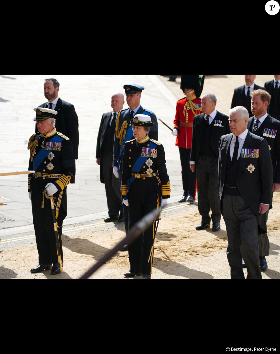Le roi Charles III d'Angleterre, la princesse Anne, le prince Andrew, duc d'York, le prince de Galles William, le prince Harry, duc de Sussex - Arrivées au service funéraire à l'Abbaye de Westminster pour les funérailles d'Etat de la reine Elizabeth II d'Angleterre le 19 septembre 2022. © Peter Byrne / PA via Bestimage