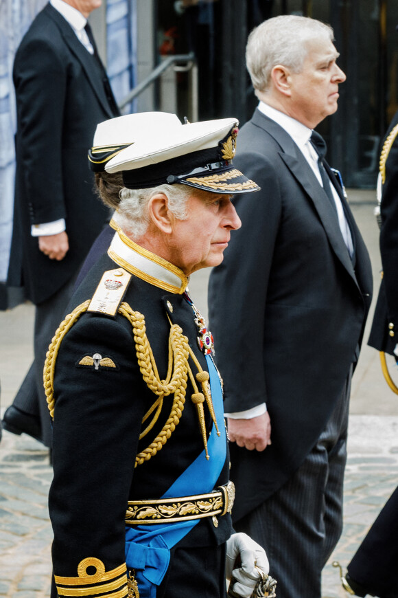 Le roi Charles III d'Angleterre, le prince Andrew duc d'York - Arrivées au service funéraire à l'Abbaye de Westminster pour les funérailles d'Etat de la reine Elizabeth II d'Angleterre. Le sermon est délivré par l'archevêque de Canterbury Justin Welby (chef spirituel de l'Eglise anglicane) au côté du doyen de Westminster David Hoyle. Londres, le 19 septembre 2022. © Tristan Fewings / PA / Bestimage 