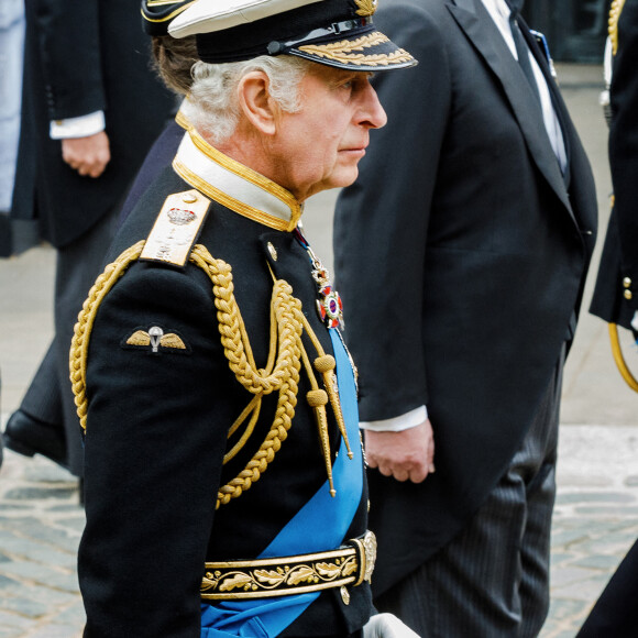 Le roi Charles III d'Angleterre, le prince Andrew duc d'York - Arrivées au service funéraire à l'Abbaye de Westminster pour les funérailles d'Etat de la reine Elizabeth II d'Angleterre. Le sermon est délivré par l'archevêque de Canterbury Justin Welby (chef spirituel de l'Eglise anglicane) au côté du doyen de Westminster David Hoyle. Londres, le 19 septembre 2022. © Tristan Fewings / PA / Bestimage 