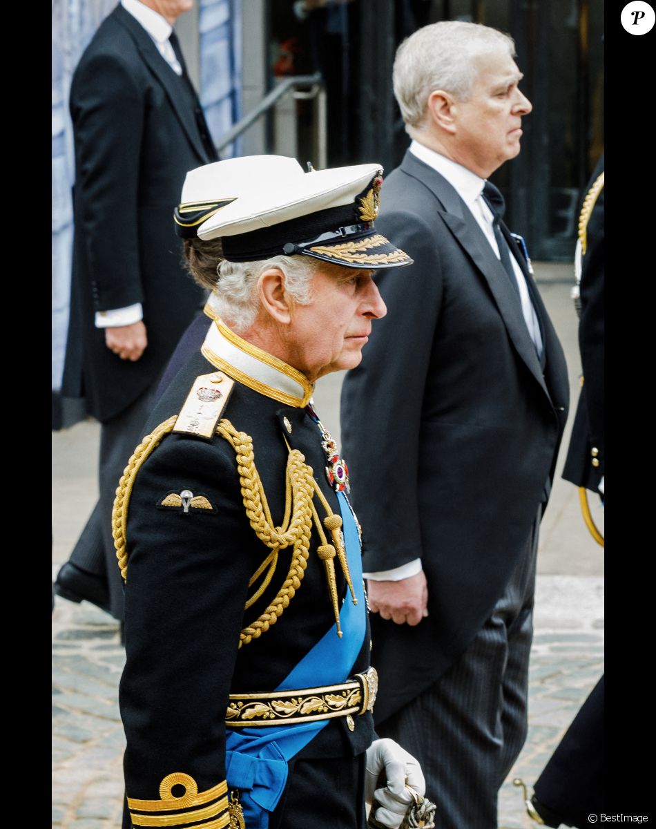 Le roi Charles III d'Angleterre, le prince Andrew duc d'York - Arrivées au service funéraire à l'Abbaye de Westminster pour les funérailles d'Etat de la reine Elizabeth II d'Angleterre. Le sermon est délivré par l'archevêque de Canterbury Justin Welby (chef spirituel de l'Eglise anglicane) au côté du doyen de Westminster David Hoyle. Londres, le 19 septembre 2022. © Tristan Fewings / PA / Bestimage