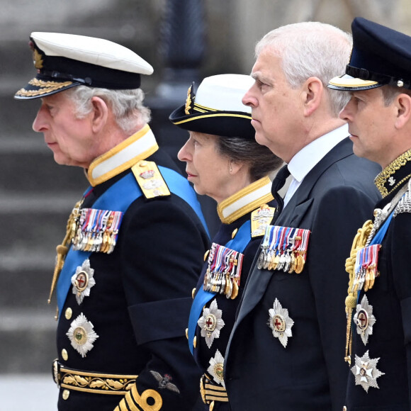 Le roi Charles III d'Angleterre, la princesse Anne, le prince Andrew, duc d'York, le prince Edward - Procession du cercueil de la reine Elizabeth II d'Angleterre de Wesminster Hall où il était exposé au public, jusqu'à l'Abbaye de Westminster. Le cercueil est installé sur l'affût du canon, puis tiré par 142 marins de la Royal Navy à l'aide de cordages, dans la plus pure tradition de la monarchie britannique. Cette tradition remonte aux funérailles d'Etat de la reine Victoria en février 1901. Londres, le 19 septembre 2022.