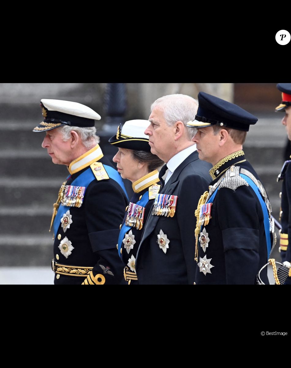 Le roi Charles III d'Angleterre, la princesse Anne, le prince Andrew, duc d'York, le prince Edward - Procession du cercueil de la reine Elizabeth II d'Angleterre de Wesminster Hall où il était exposé au public, jusqu'à l'Abbaye de Westminster. Le cercueil est installé sur l'affût du canon, puis tiré par 142 marins de la Royal Navy à l'aide de cordages, dans la plus pure tradition de la monarchie britannique. Cette tradition remonte aux funérailles d'Etat de la reine Victoria en février 1901. Londres, le 19 septembre 2022.