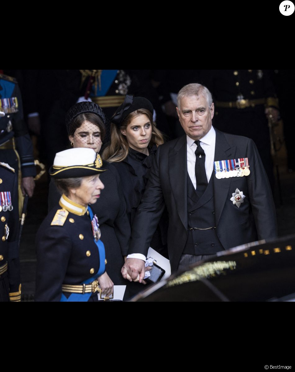 La princesse Anne, la princesse Eugenie d'York, la princesse Beatrice d'York et le prince Andrew - Procession cérémonielle du cercueil de la reine Elisabeth II du palais de Buckingham à Westminster Hall à Londres le 14 septembre 2022.