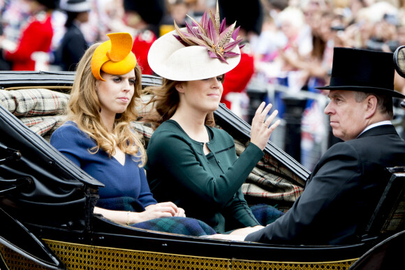 La princesse Beatrice, la princesse Eugenie et le prince Andrew, duc d'York - La famille royale d'Angleterre arrive au palais de Buckingham pour assister à la parade "Trooping The Colour" à Londres, à l'occasion du 90ème anniversaire de la reine. Le 11 juin 2016 