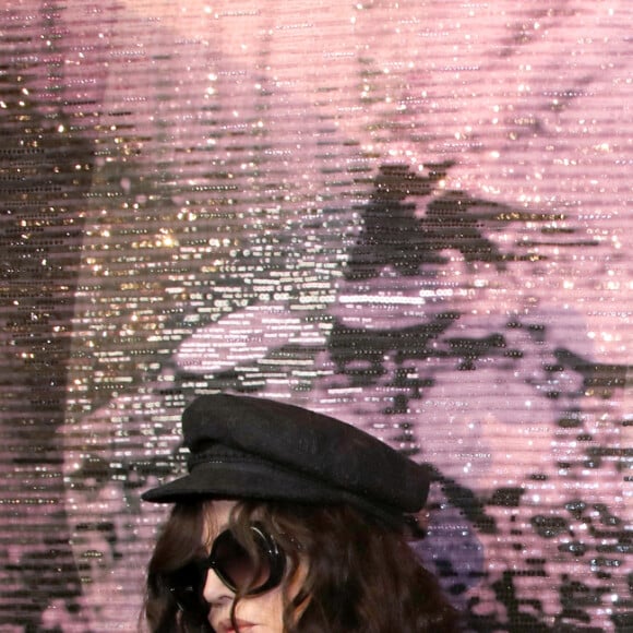 Isabelle Adjani et Camille Cottin - Photocall au défilé de mode Haute-Couture Christian Dior au musée Rodin lors de la Fashion Week Printemps-été 2023 de Paris, France, le 23 janvier 2023. © Bertrand Rindoff Petroff/Bestimage 