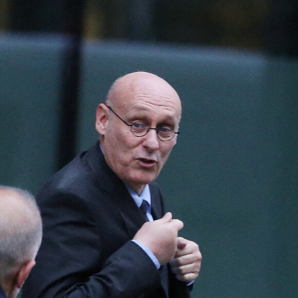 Bernard Laporte arrive au ministère des Sports à Paris, pour s'entretenir avec la ministre A.Oudéa-Castéra, le 22 décembre 2022. Condamné à deux ans de prison avec sursis pour corruption, le président de la Fédération française de rugby a proposé sa mise en retrait de son poste. Il a également fait appel de sa condamnation. © Jonathan Rebboah / Panoramic / Bestimage