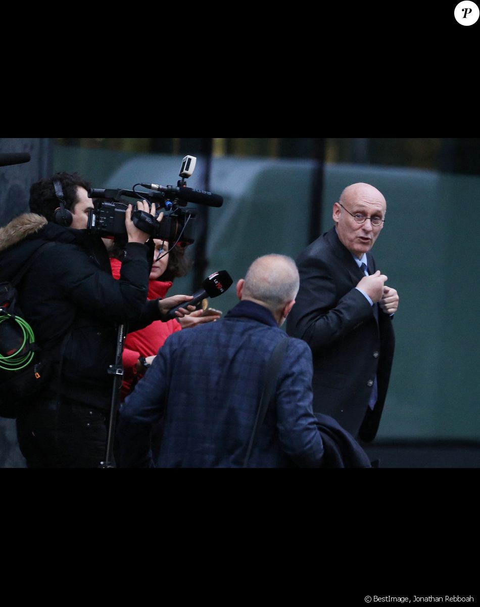 Bernard Laporte arrive au ministère des Sports à Paris, pour s'entretenir avec la ministre A.Oudéa-Castéra, le 22 décembre 2022. Condamné à deux ans de prison avec sursis pour corruption, le président de la Fédération française de rugby a proposé sa mise en retrait de son poste. Il a également fait appel de sa condamnation. © Jonathan Rebboah / Panoramic / Bestimage