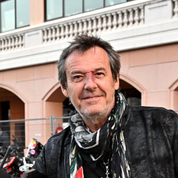 Jean Luc Reichmann, le parrain de la 14ème édition de l'Africa Eco Race, avant le départ du Rallye le 15 octobre 2022, sur le Quai Antoine 1er face au Star's N Bar à Monaco. Organisé par Jean Louis Schlesser, c'est sur les traces de Thierry Sabine que l'Africa Eco Race écrit son histoire depuis quatorze ans. C'est le seul rallye-raid qui s'élance de l'Europe en l'occurrence de Monaco après avoir satisfait aux vérifications administratives et techniques à Menton. Trois pays seront traversés en 15 jours, le Maroc, la Mauritanie et le Sénégal. L'arrivée se fera à Dakar, aux bords du Lac Rose le 30 octobre. © Bruno Bebert/Bestimage