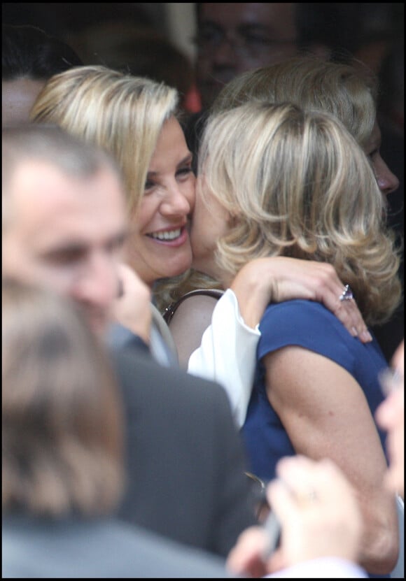 Claire Chazal et Laurence Ferrari lors du mariage de cette dernière à Paris le 3 juillet 2009